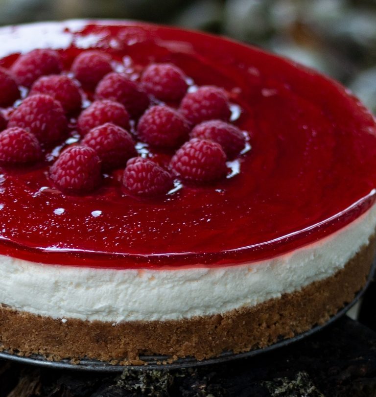 Opskrift på cheesecake med kiksebund og hindbær