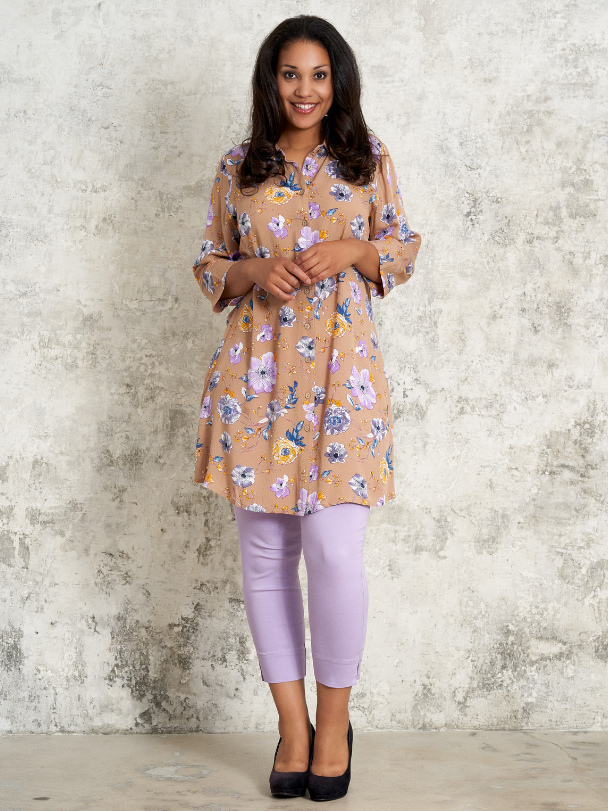 Printet skjorte fra Studio med leggings der matcher printet