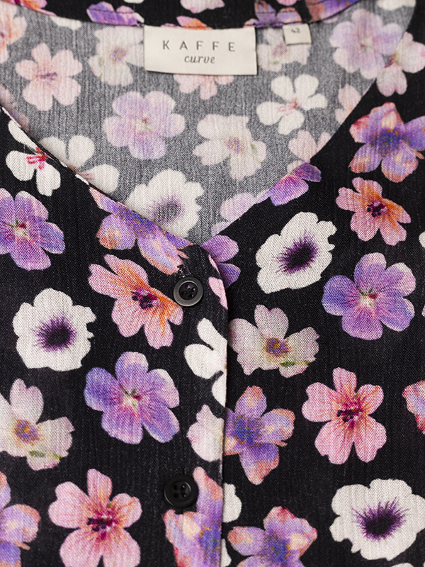 TIRI AMI - Sort viskose kjole med lilla blomster fra Kaffe Curve