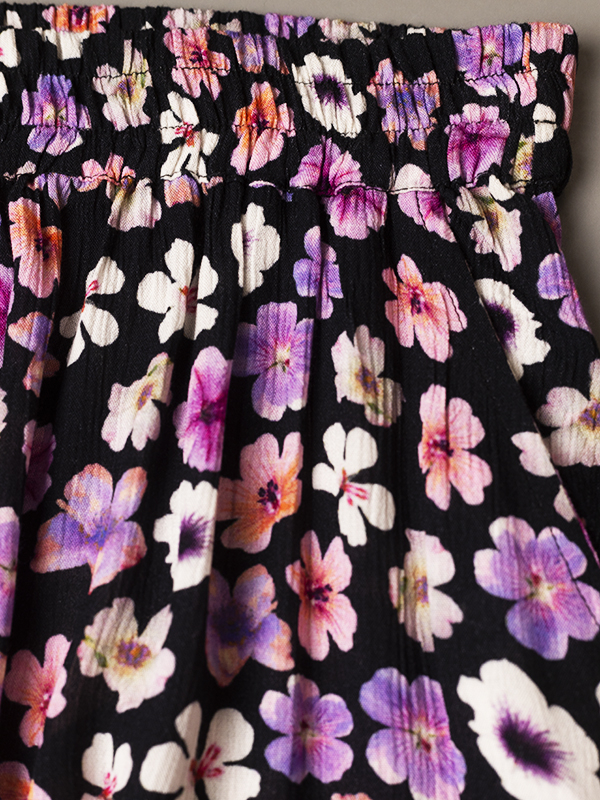 TIRI AMI - Sort viskose nederdel med lilla blomster fra Kaffe Curve