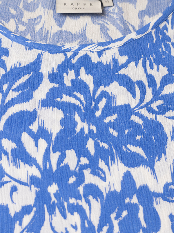 ELLA AMI - Hvid viskose bluse med blåt mønster fra Kaffe Curve