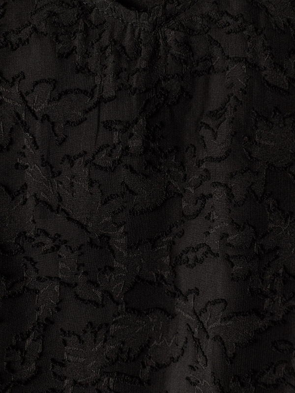 EVELYNN - Sort chiffon kjole med struktur fra Zhenzi