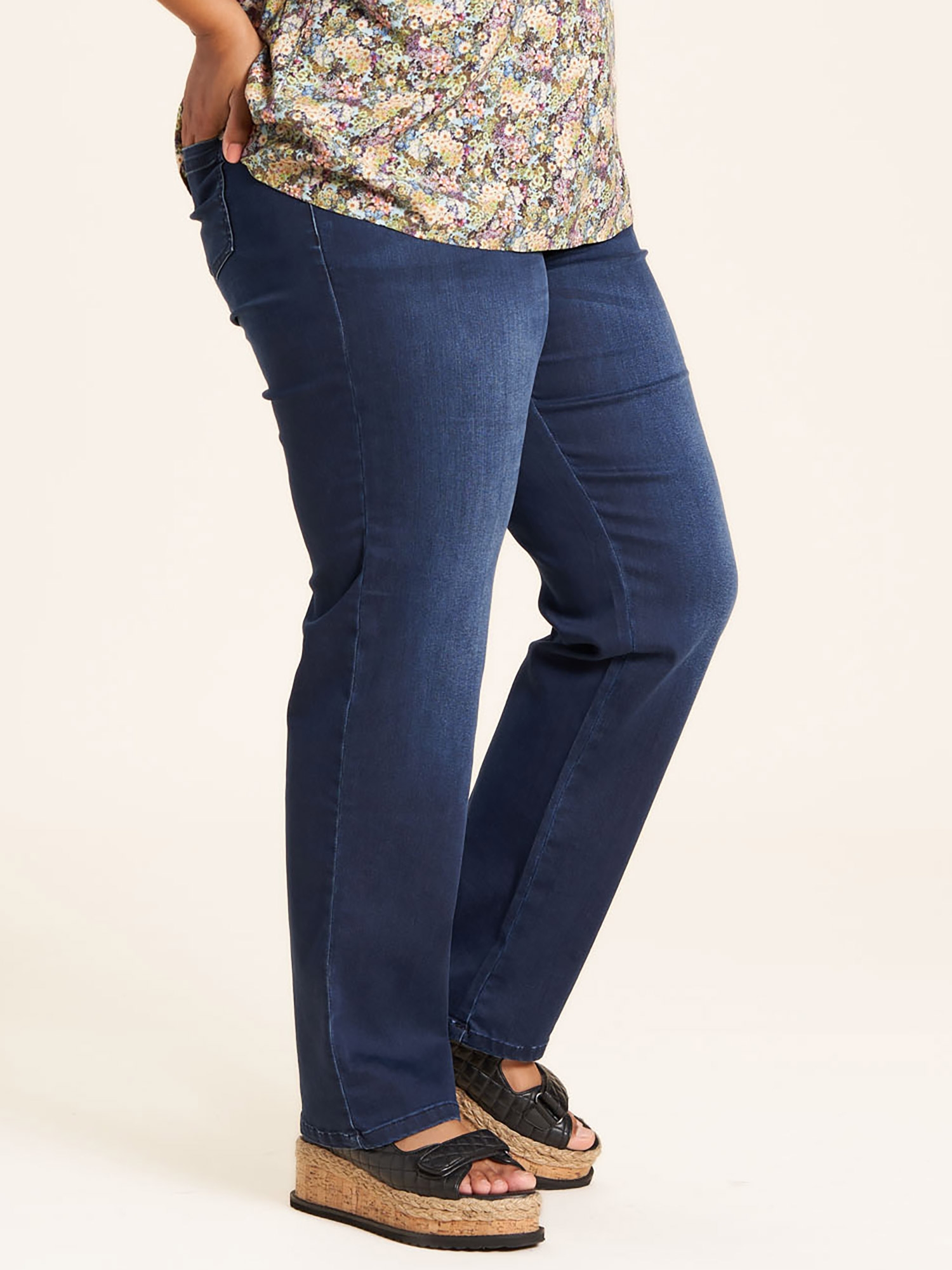 Carmen - Mørkeblå jeans med rund pasform, lige ben og lang benlængde fra Studio