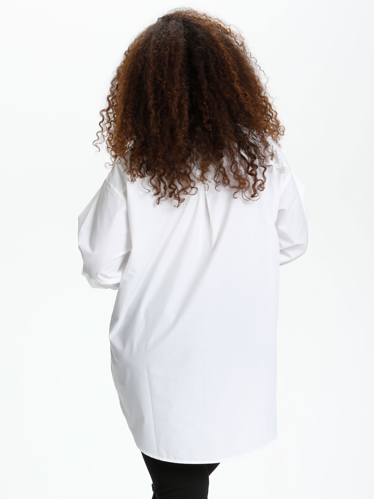 Klassisk hvid skjorte med lange ærmer fra Kaffe Curve