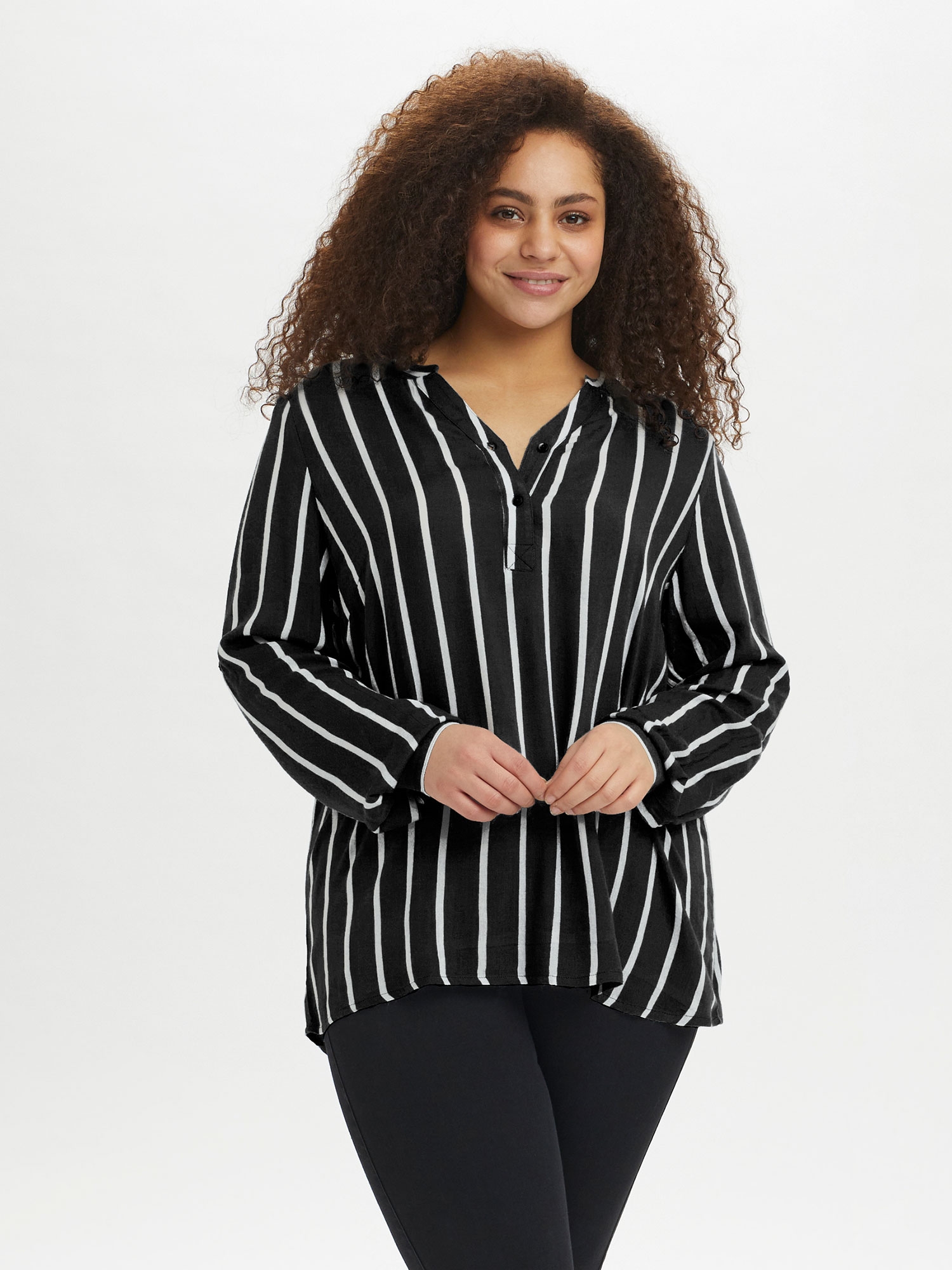 KC Sida - Viskose skjorte bluse med klassiske sorte og hvide striber fra Kaffe Curve