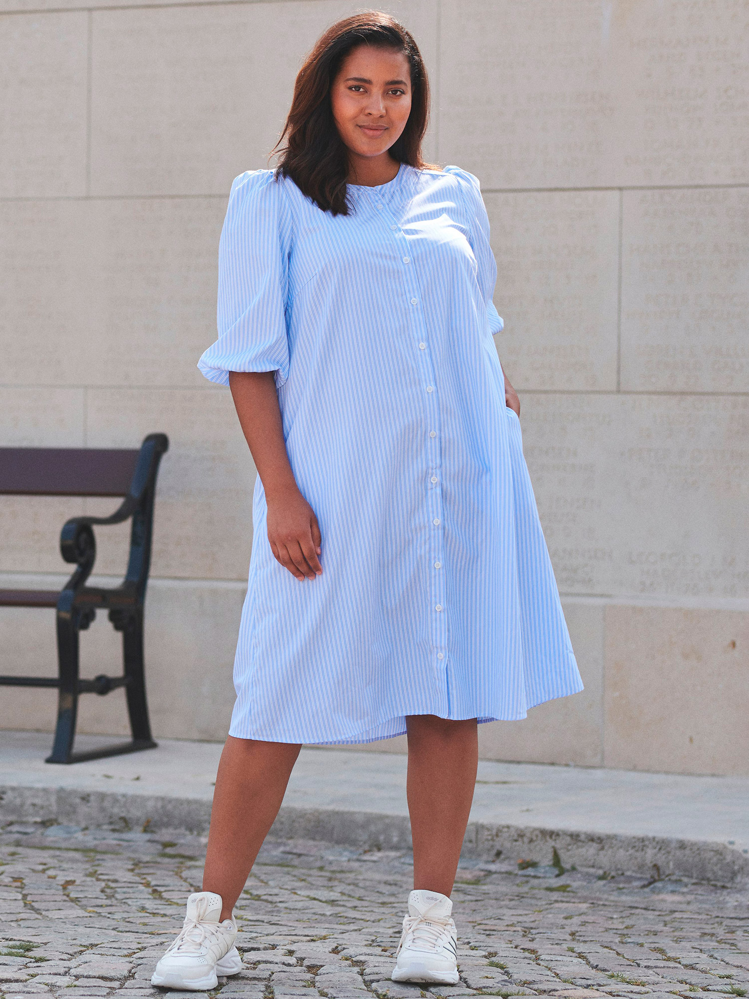 KCberana - Super fin lyseblå skjorte kjole med hvide striber fra Kaffe Curve