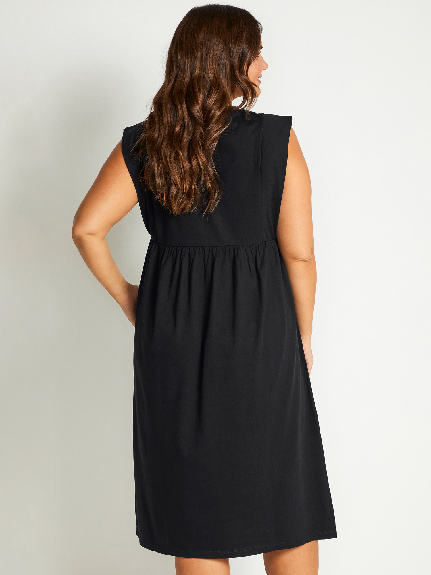 NINIA - Lækker sort kjole i bomulds jersey fra Kaffe Curve