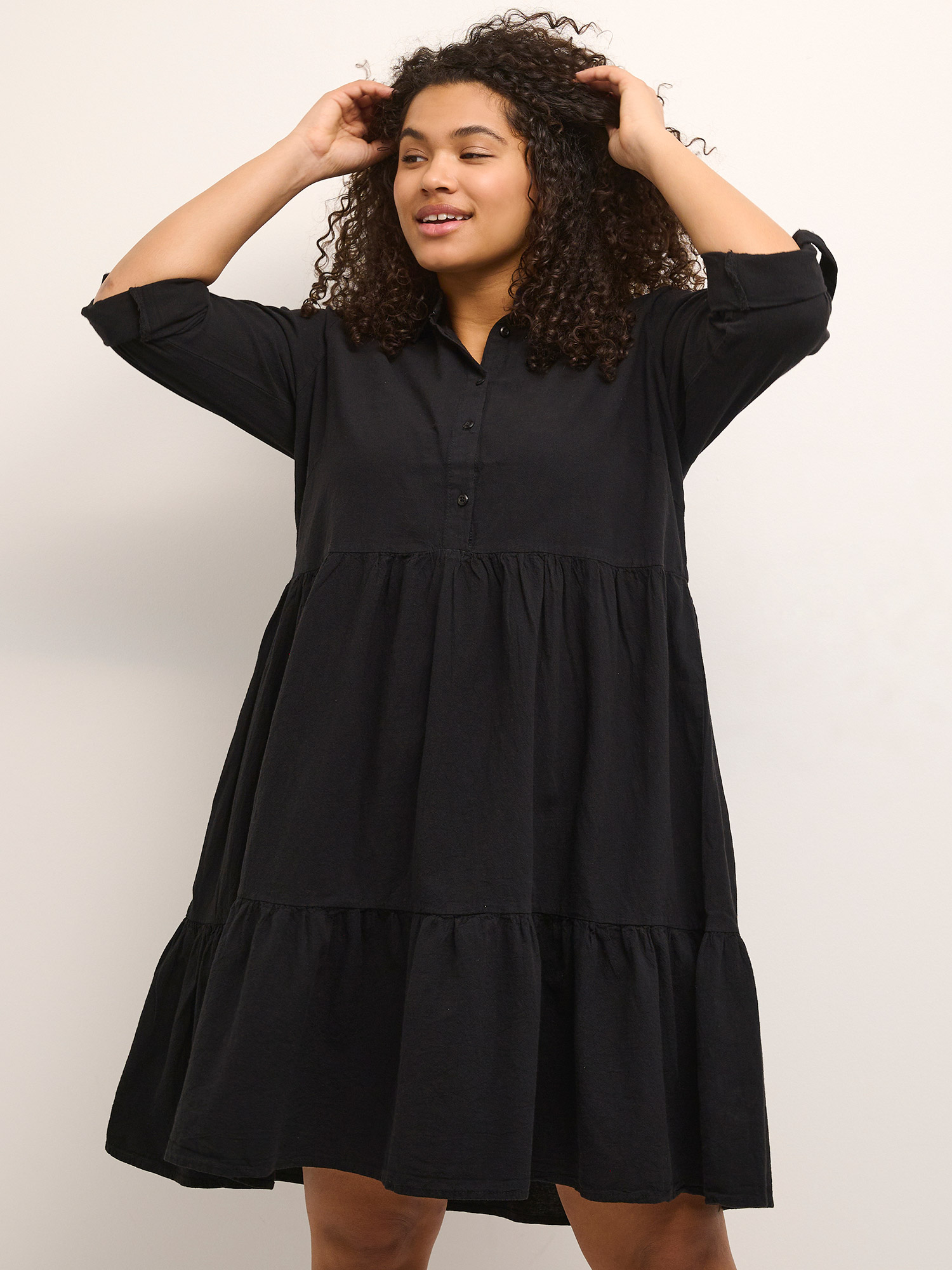 KCnana - Skøn sort kjole i ren bomuld fra Kaffe Curve