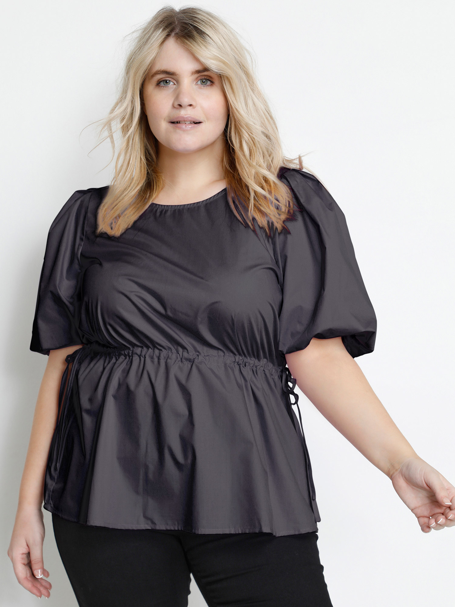 Sort bluse med justerbar talje fra Kaffe Curve