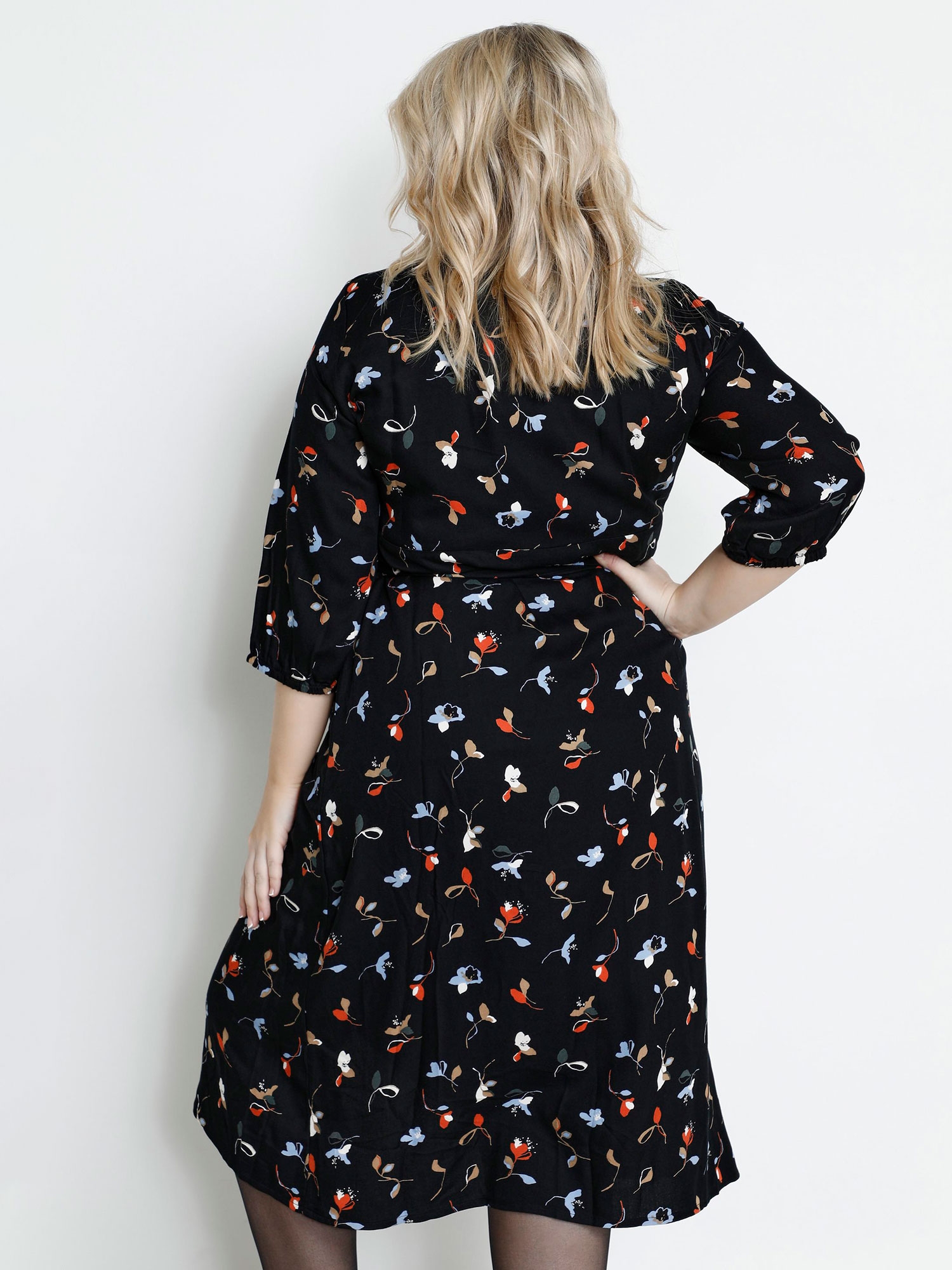 KC Morina - Sort slå om kjole i bæredygtig viskose med smukt print fra Kaffe Curve