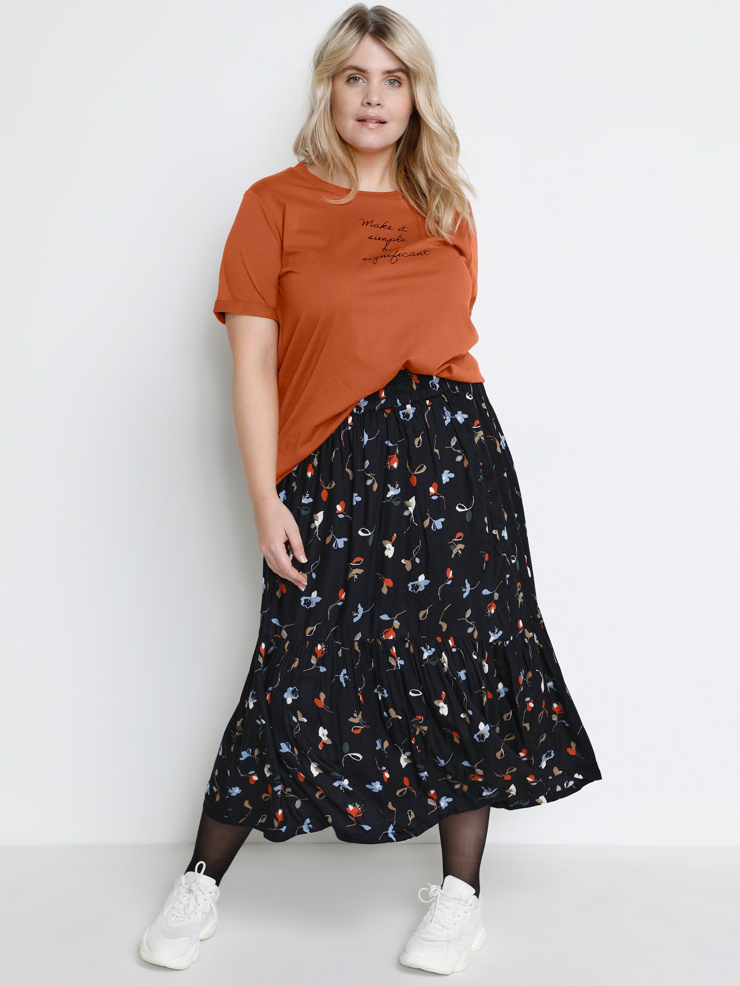 KC JOLINA - Orange bomulds T-shirt med cool statement print fra Kaffe Curve