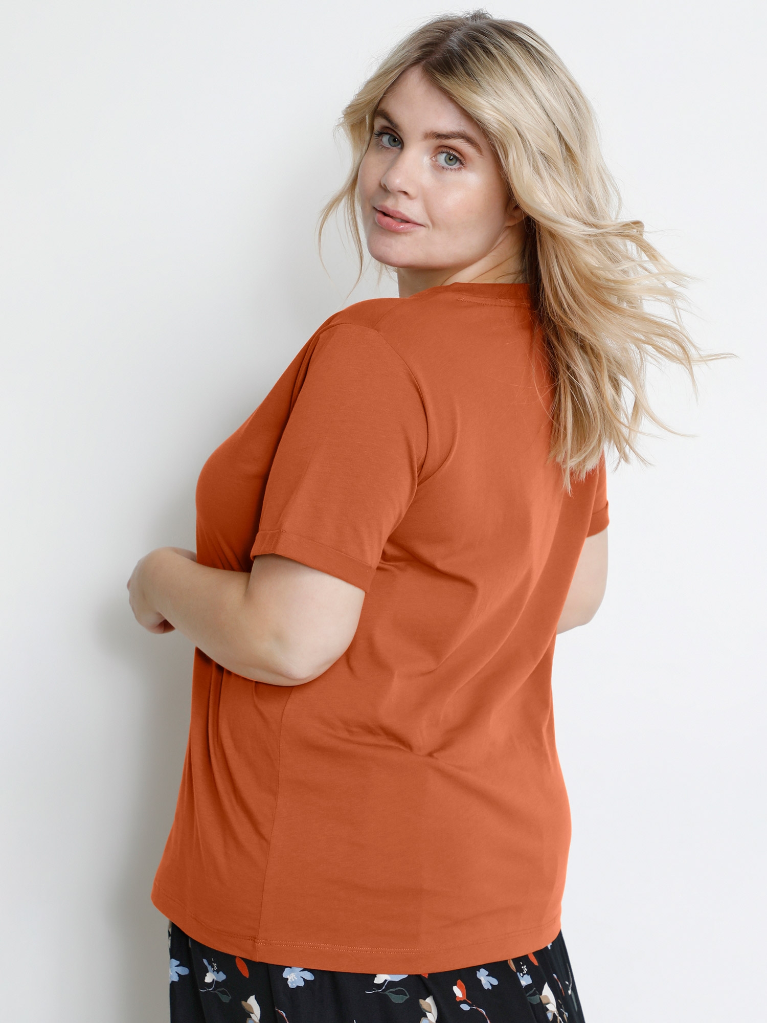 KC JOLINA - Orange bomulds T-shirt med cool statement print fra Kaffe Curve