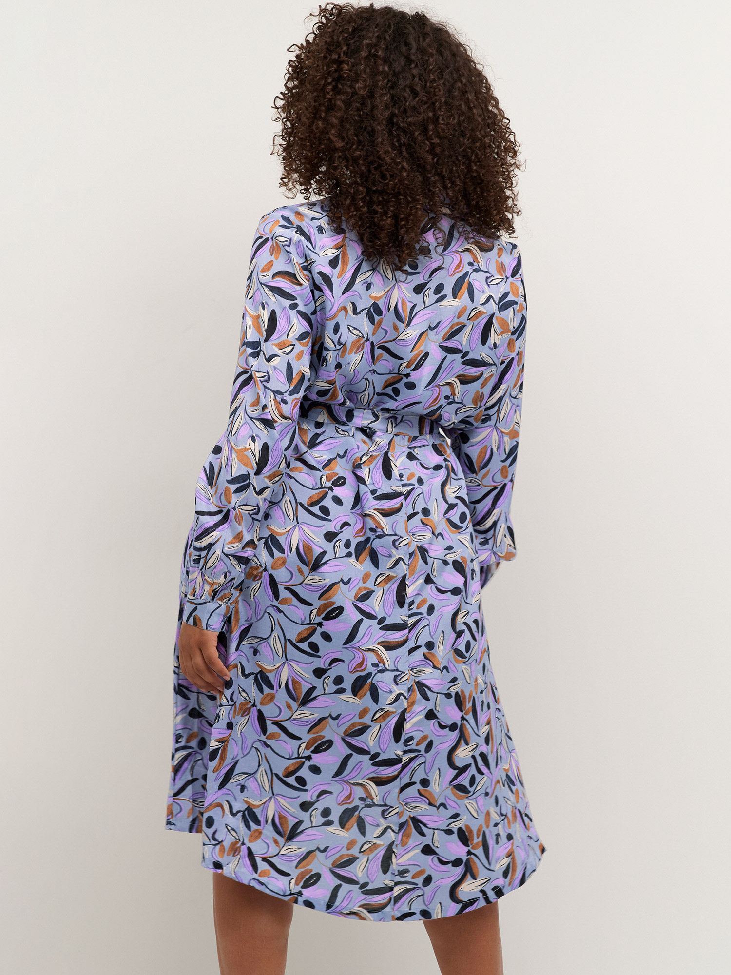 FINA OLINE - Blå skjorte kjole med blank overflade og blomster print fra Kaffe Curve