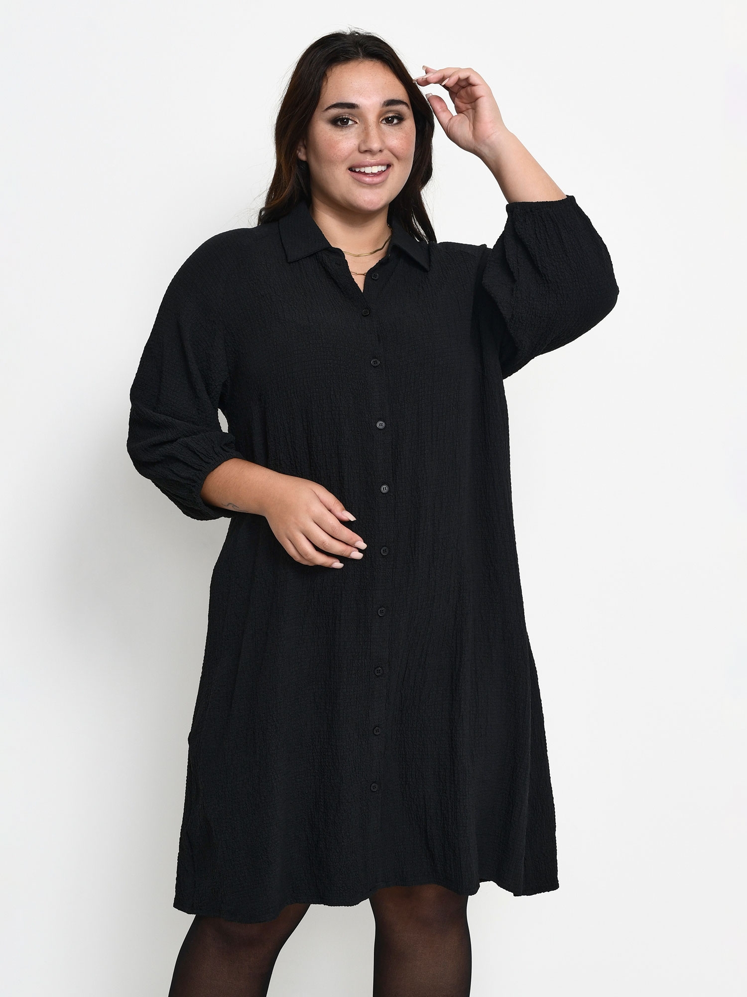 BARINA - Sort skjorte kjole i elastisk vævet bæk og bølge struktur fra Kaffe Curve