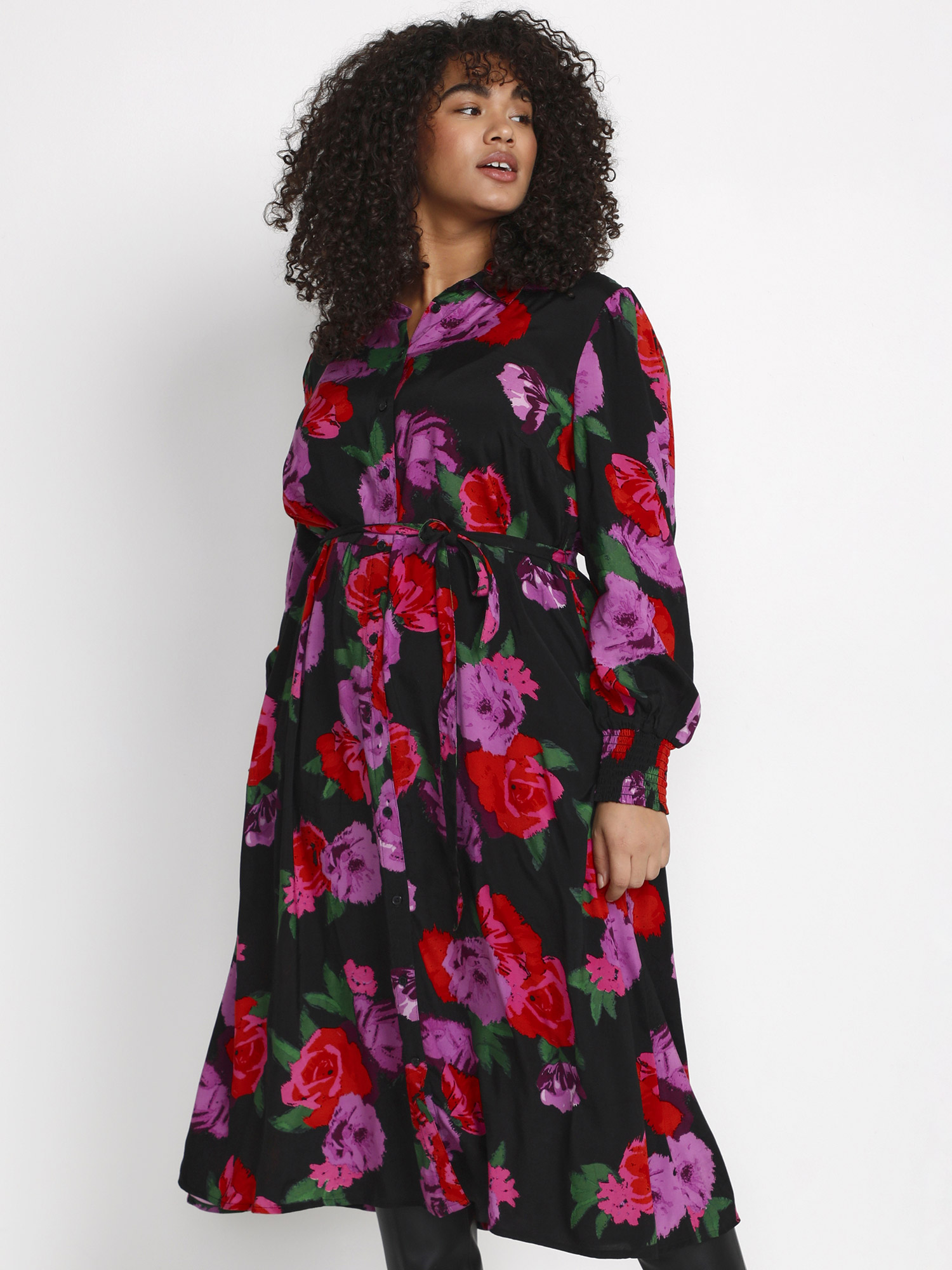 FLORISA - Sort viskose skjorte kjole med store blomster print fra Kaffe Curve