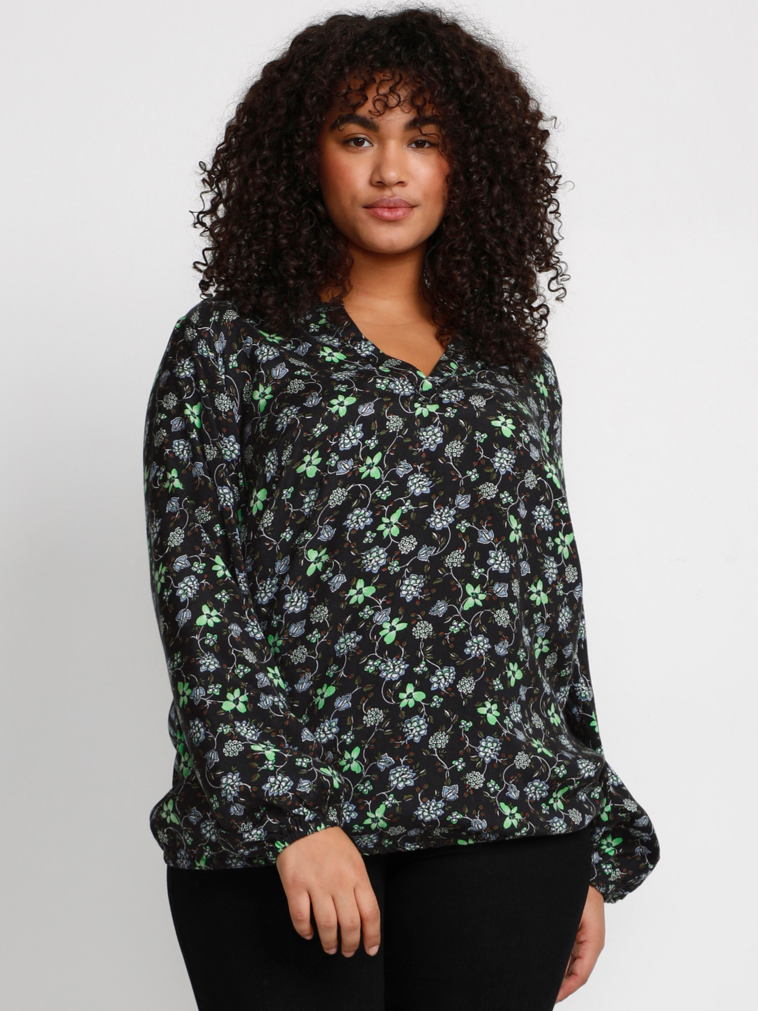 FLORISA - Sort viskose bluse med flot blomster print fra Kaffe Curve