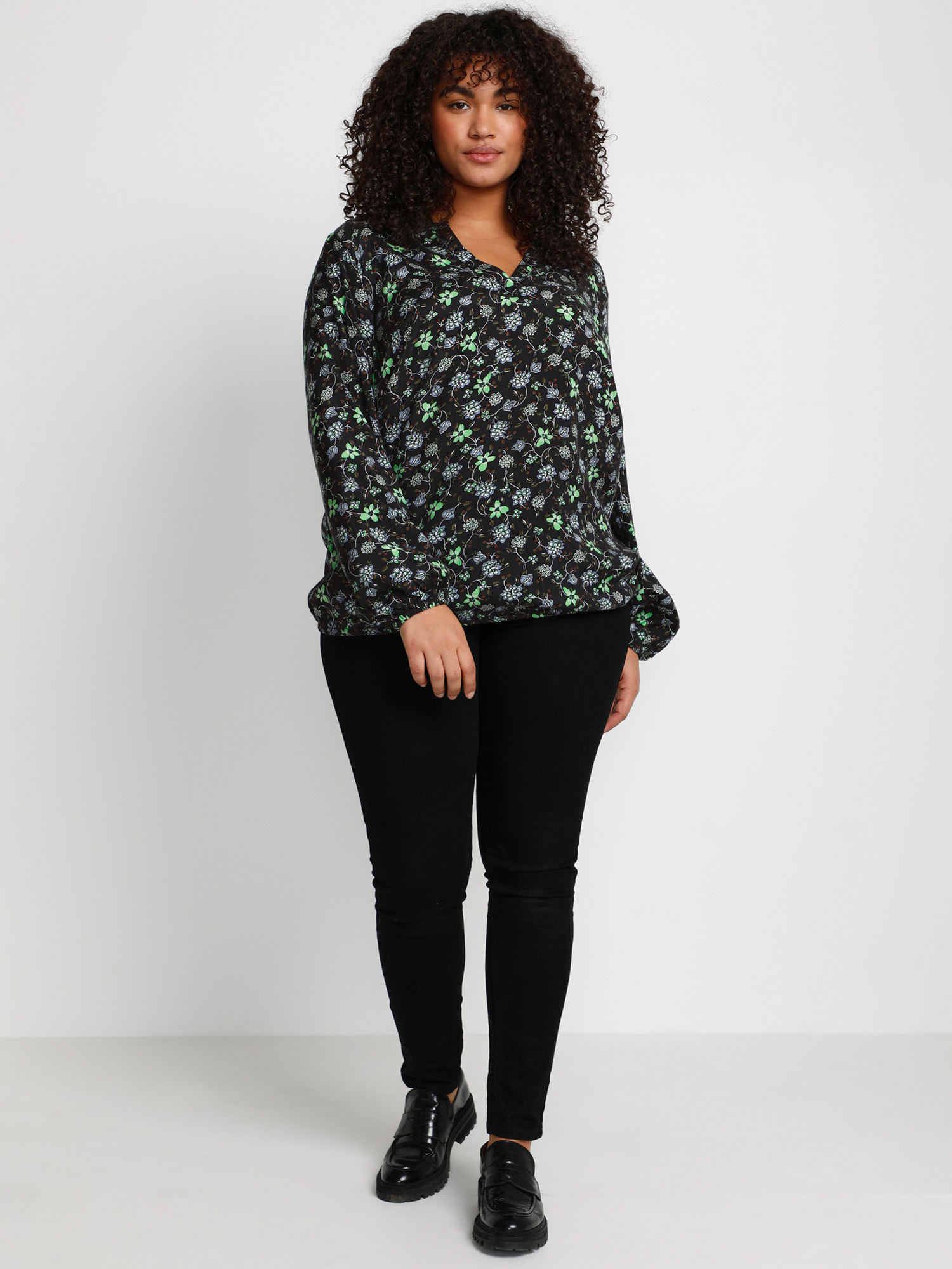 FLORISA - Sort viskose bluse med flot blomster print fra Kaffe Curve