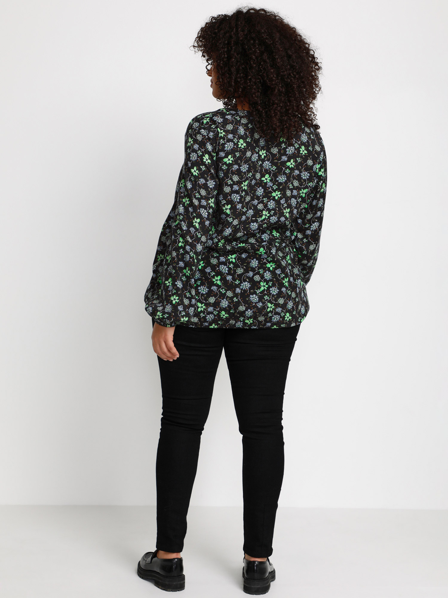 FLORISA - Sort viskose bluse med flot blomster print fra Kaffe Curve