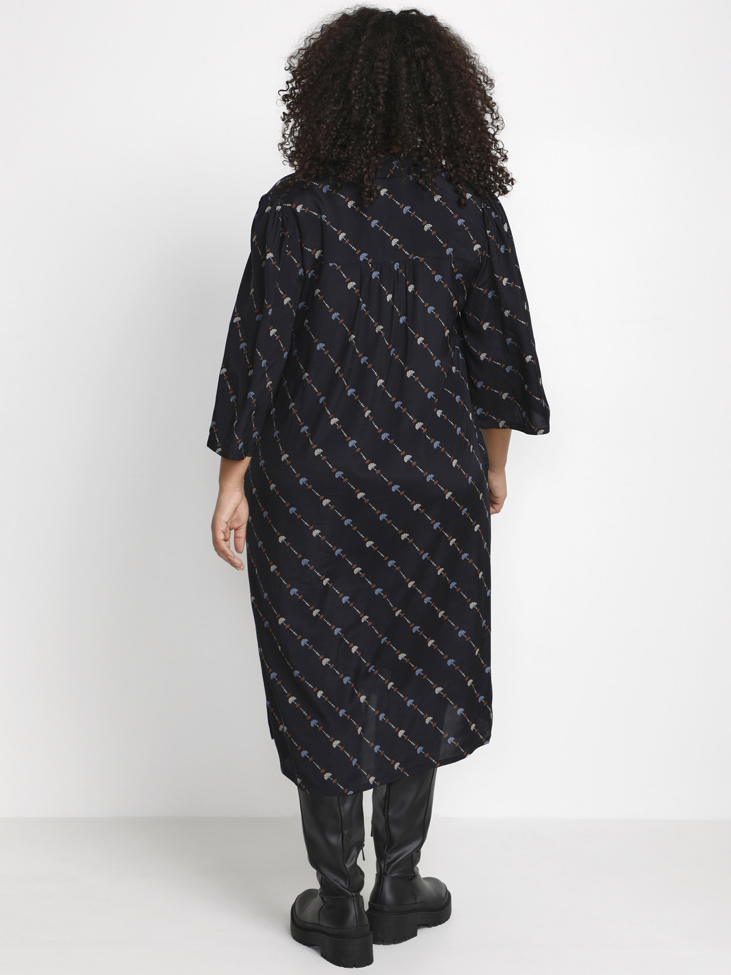 Linoma - Sort viskose kjole med fint mønster fra Kaffe Curve