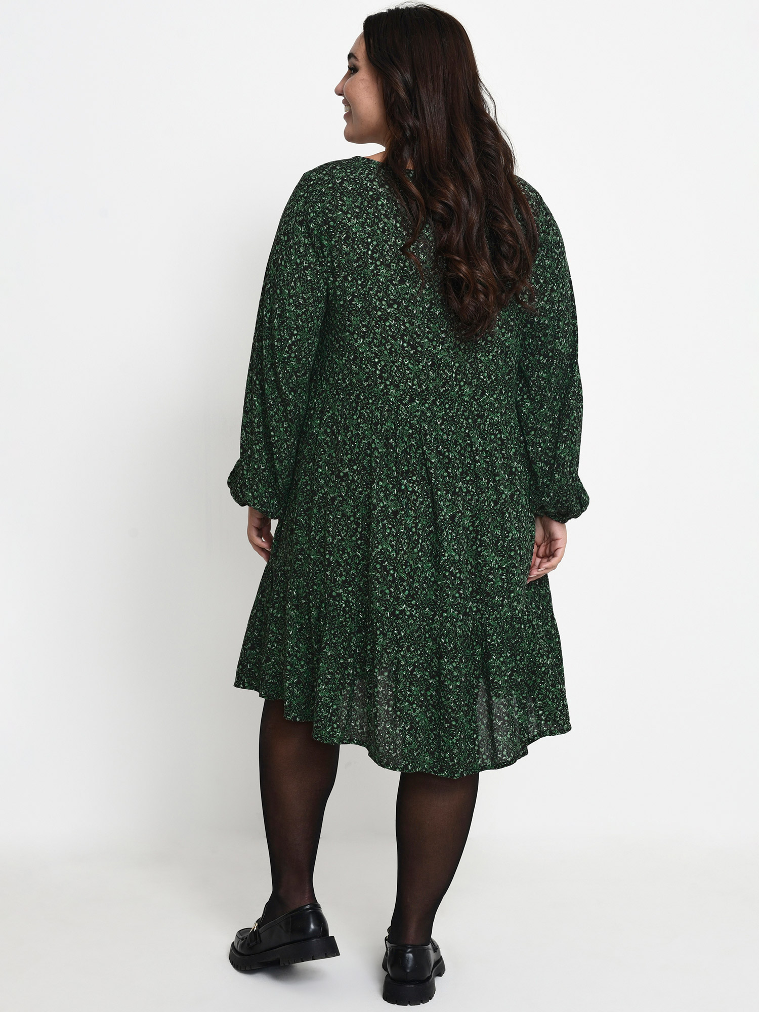 SAMA AMI - Sort kjole i crepet viskose med grønne blade fra Kaffe Curve