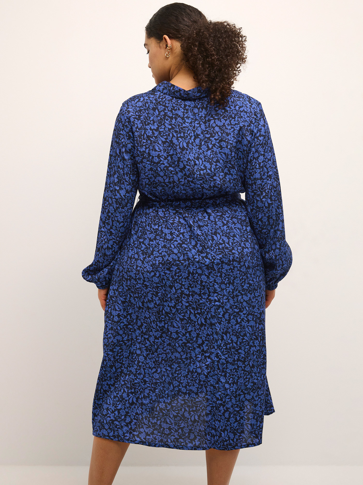 MIRANA - Sort viskose skjorte kjole med blåt mønster fra Kaffe Curve
