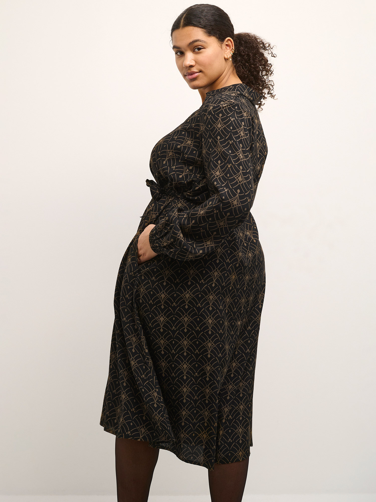 MIRANA - Sort viskose skjorte kjole med brunt mønster fra Kaffe Curve