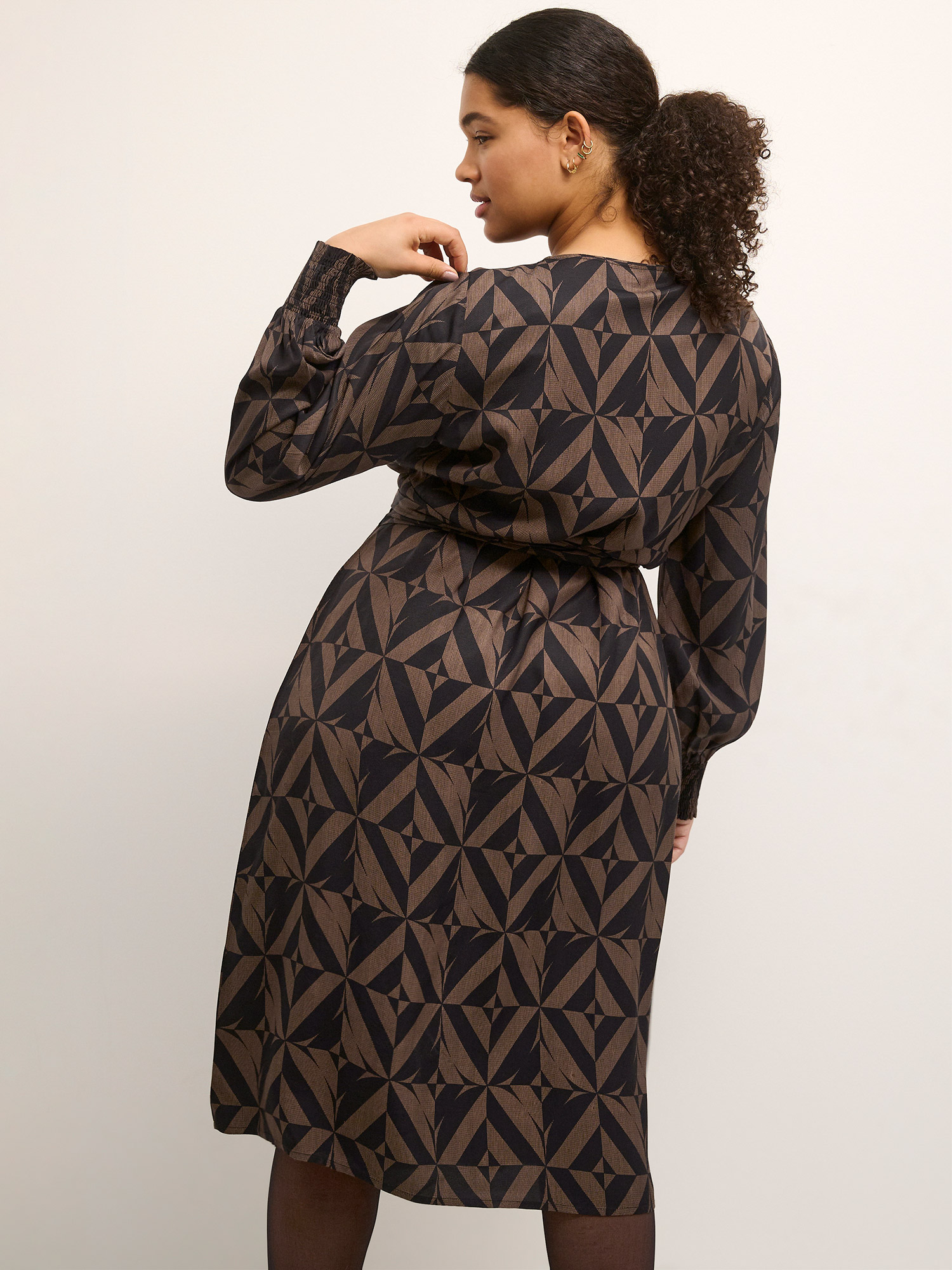 KC RAZINA - Elegant viskose slå-om kjole i smart sort og brunt mønster fra Kaffe Curve