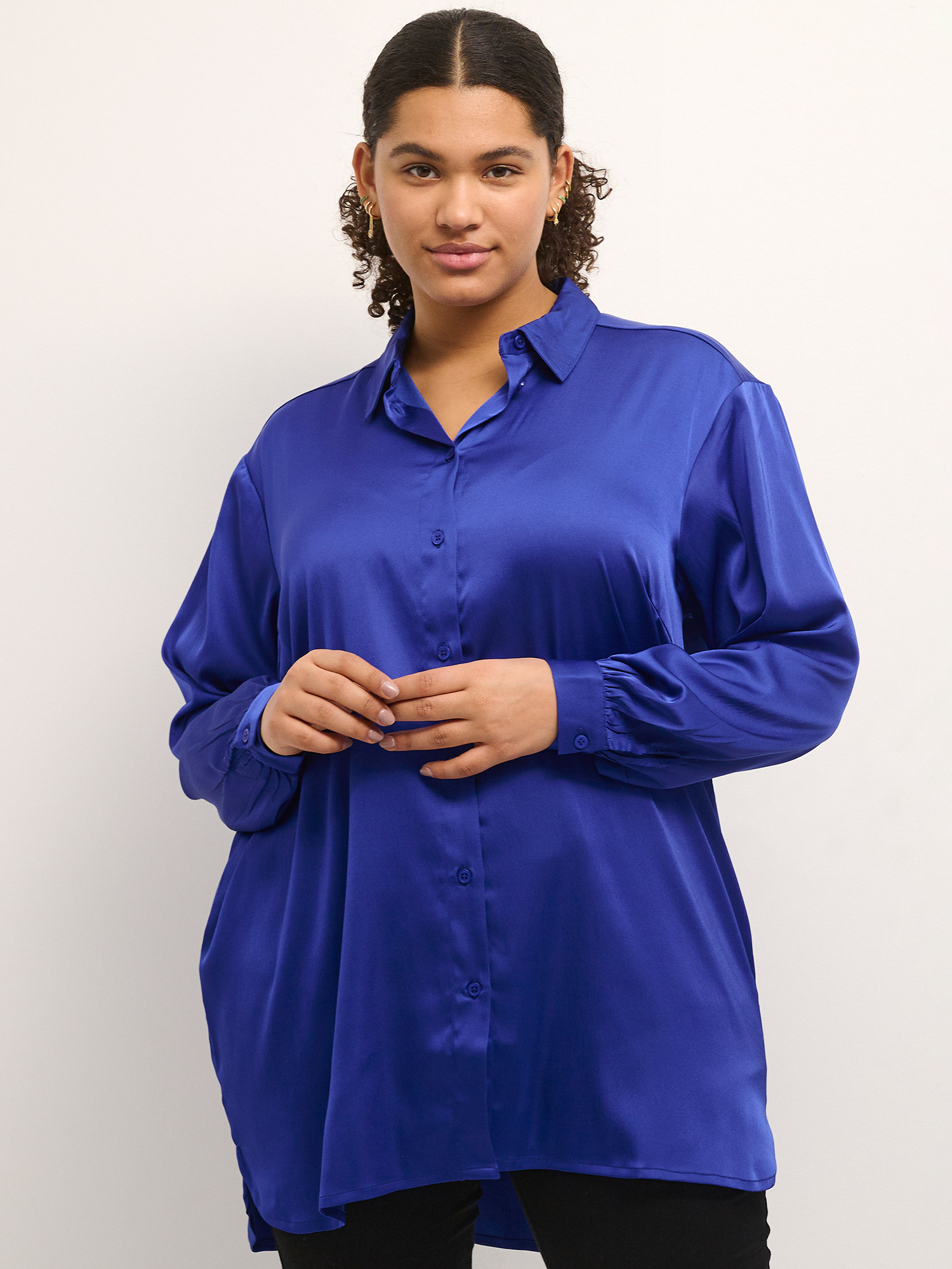 KC SASMILLA - Smuk kongeblå satin skjorte fra Kaffe Curve