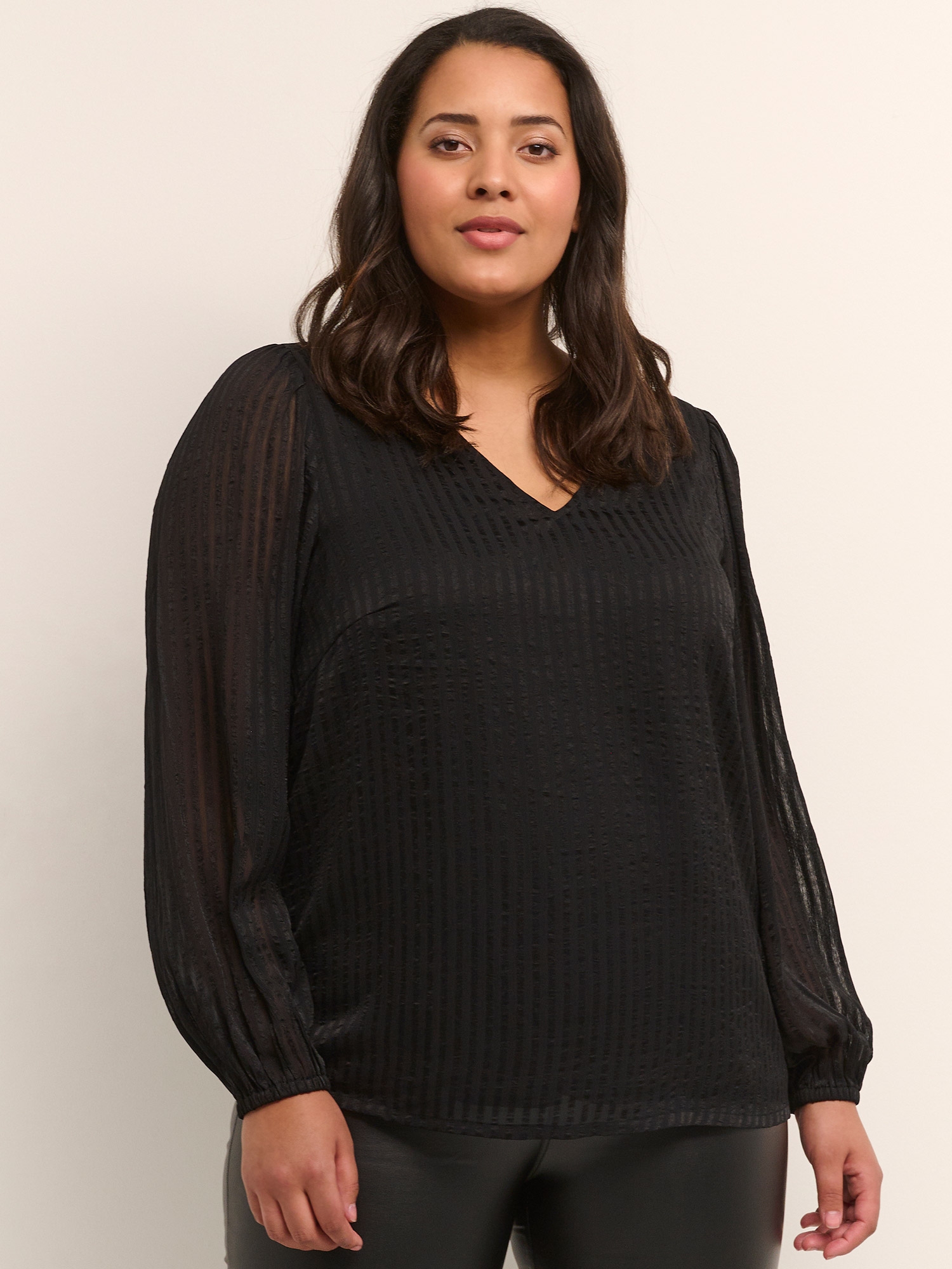 LERY - Sort chiffon bluse med striber fra Kaffe Curve