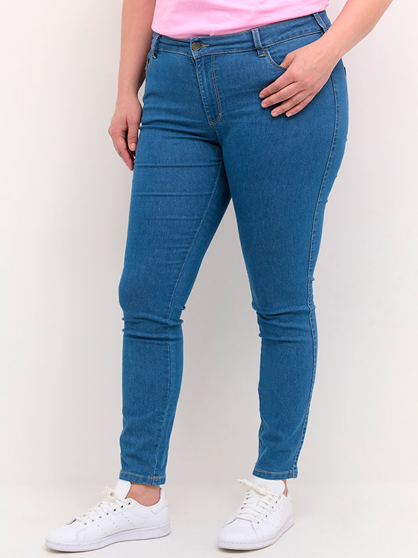 VICKA - Blå strækbar jeans med smalle ben fra Kaffe Curve