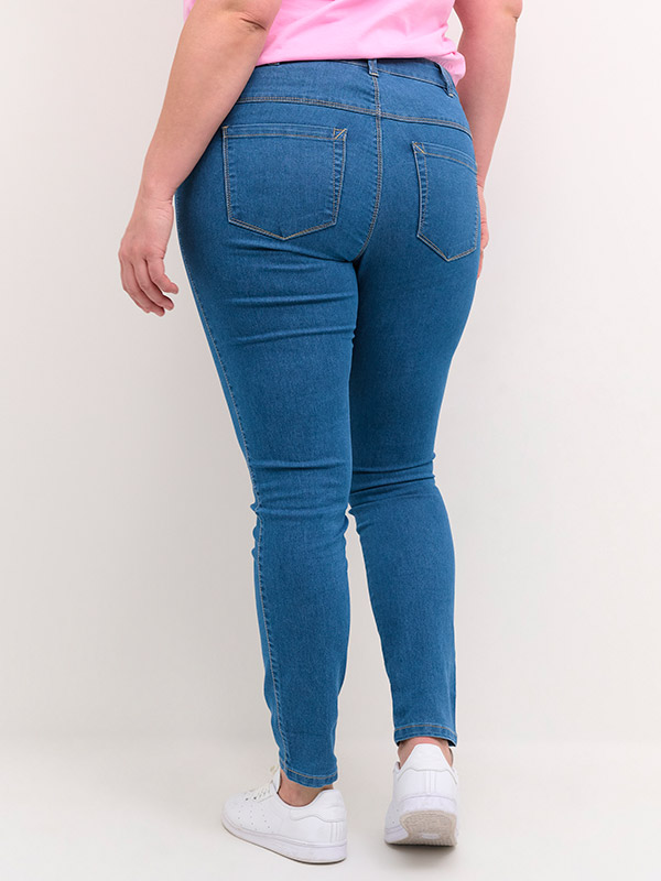 VICKA - Blå strækbar jeans med smalle ben fra Kaffe Curve