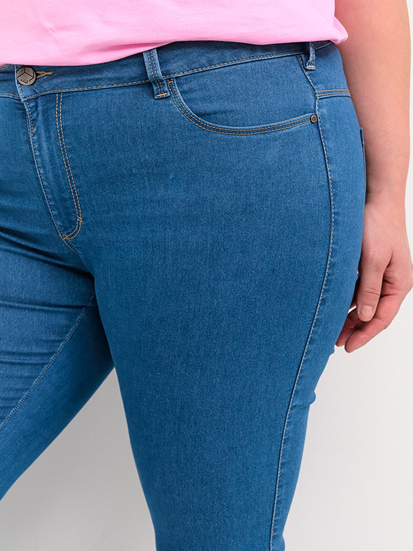 VICKA - Blå strækbar jeans med smalle ben fra Kaffe Curve