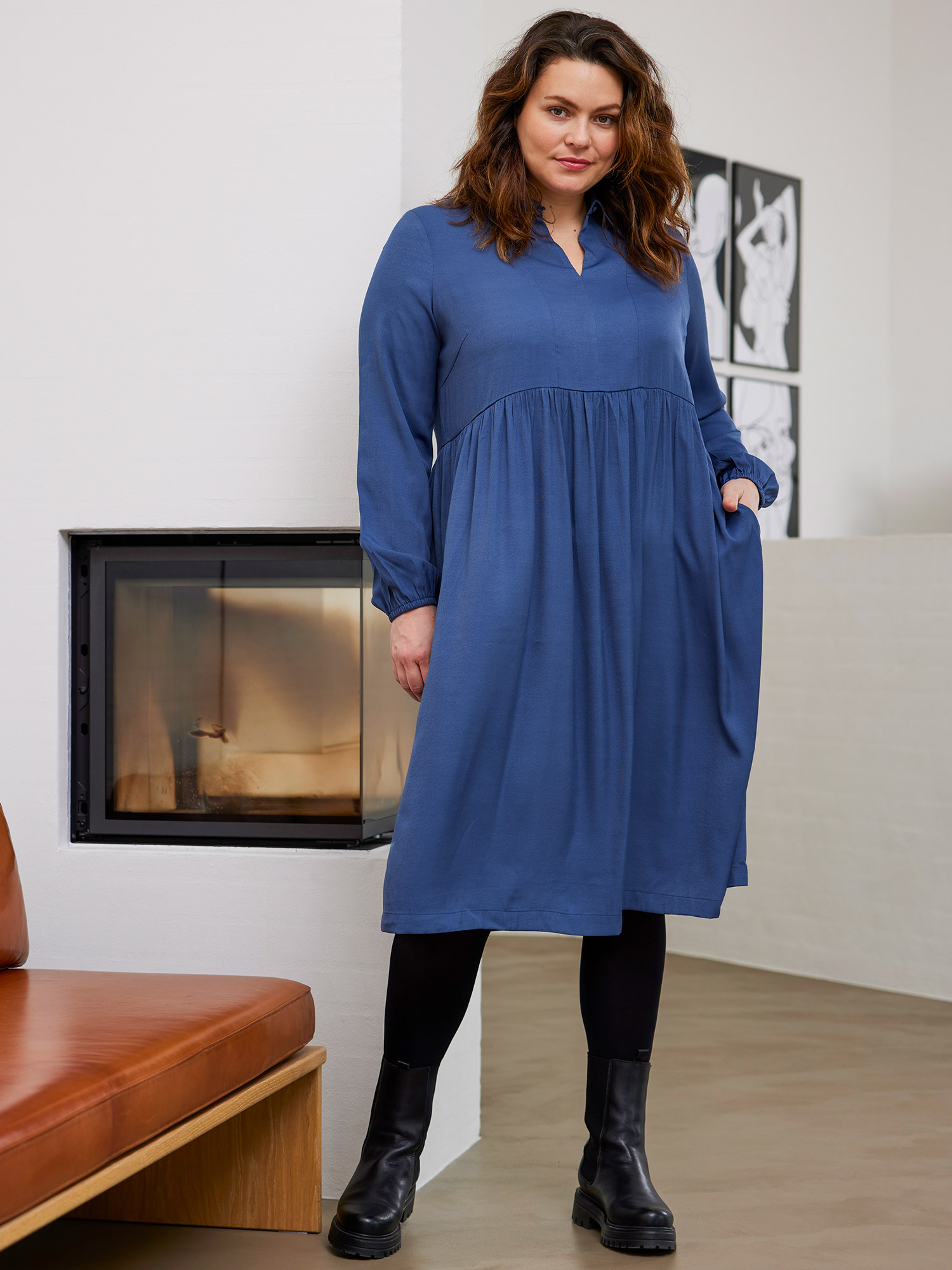SIMMA - Støvet blå kjole med let blank overflade fra Kaffe Curve