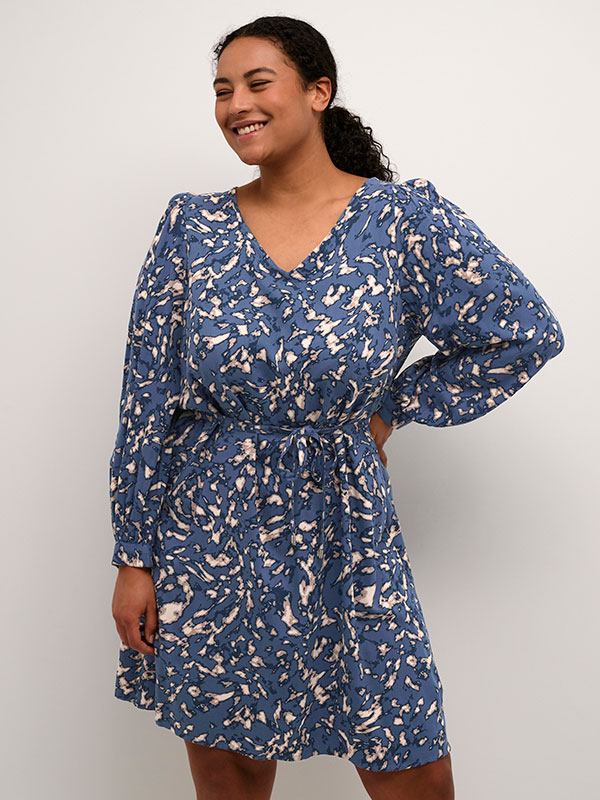 VELLA - Blågrå viskose kjole med mønster fra Kaffe Curve