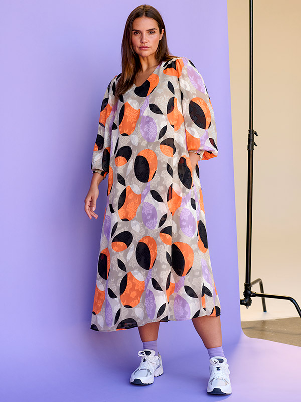 AKKY - Sandfarvet chiffon kjole i grafisk print  fra Kaffe Curve