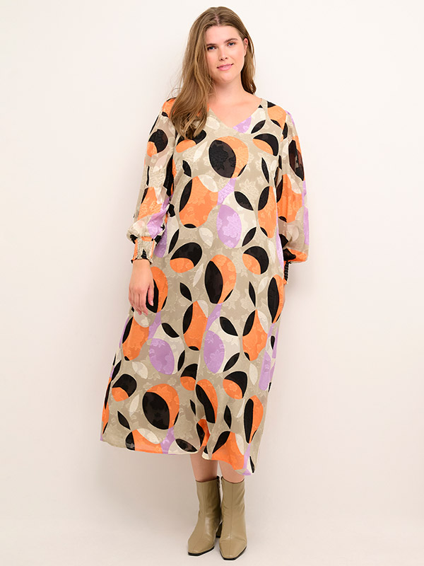 AKKY - Sandfarvet chiffon kjole i grafisk print  fra Kaffe Curve