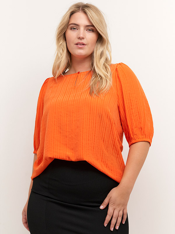 SILJE - Orange bluse med struktur fra Kaffe Curve