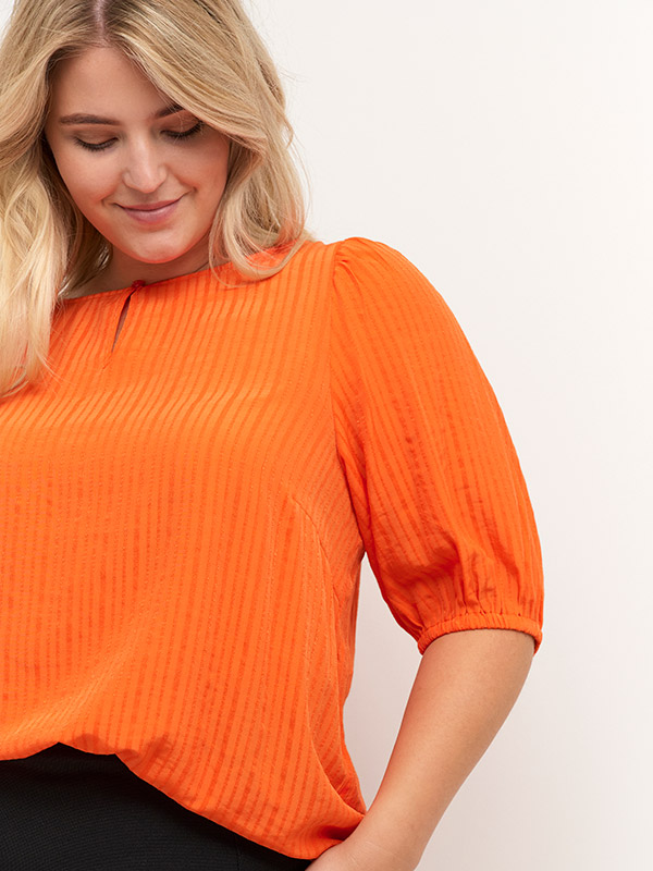 SILJE - Orange bluse med struktur fra Kaffe Curve