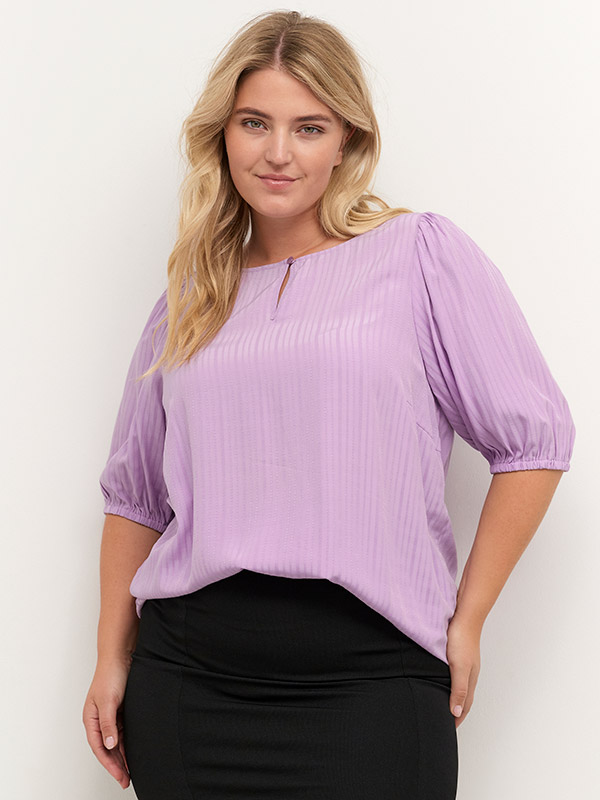 SILJE - Lys lilla bluse med struktur fra Kaffe Curve