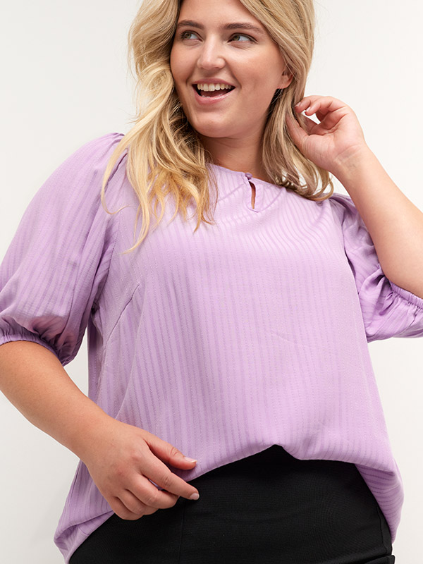 SILJE - Lys lilla bluse med struktur fra Kaffe Curve