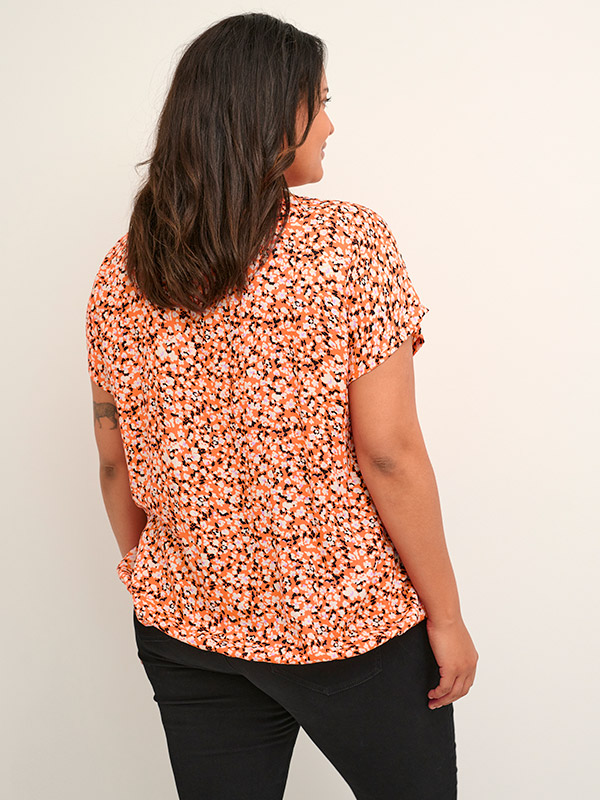 SONNA - Orange viskose bluse med blomster print fra Kaffe Curve