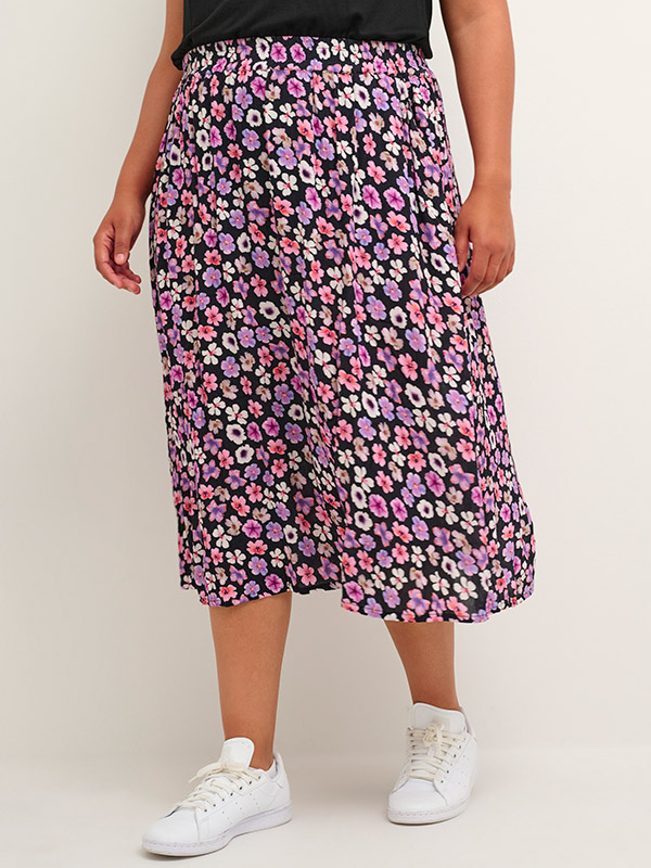 TIRI AMI - Sort viskose nederdel med lilla blomster fra Kaffe Curve