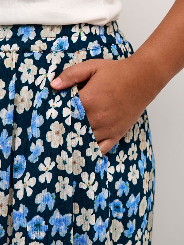 TIRI AMI - Sort viskose nederdel med blå og beige blomster fra Kaffe Curve