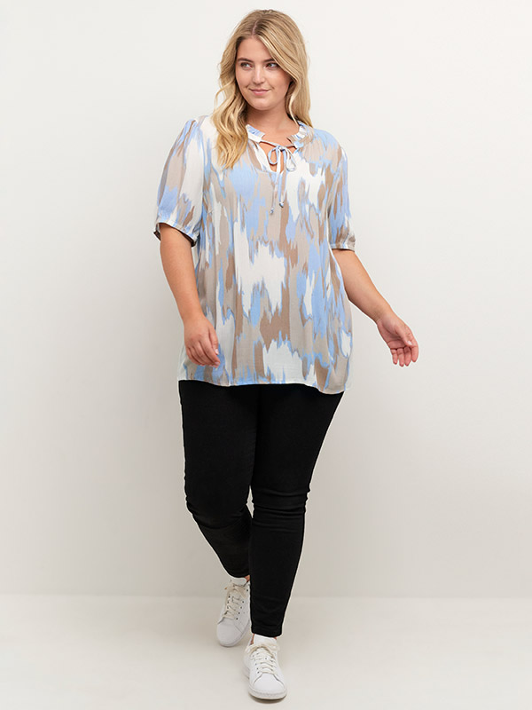 FILUCA AMI - Viskose bluse i fint print fra Kaffe Curve