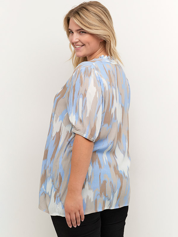 FILUCA AMI - Viskose bluse i fint print fra Kaffe Curve
