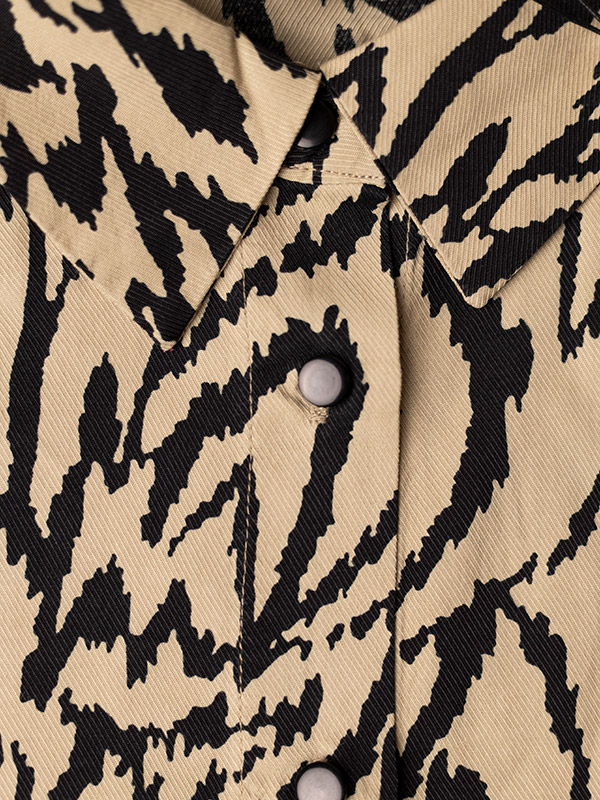CECILIE - Sand farvet viskose skjorte med print fra Kaffe Curve