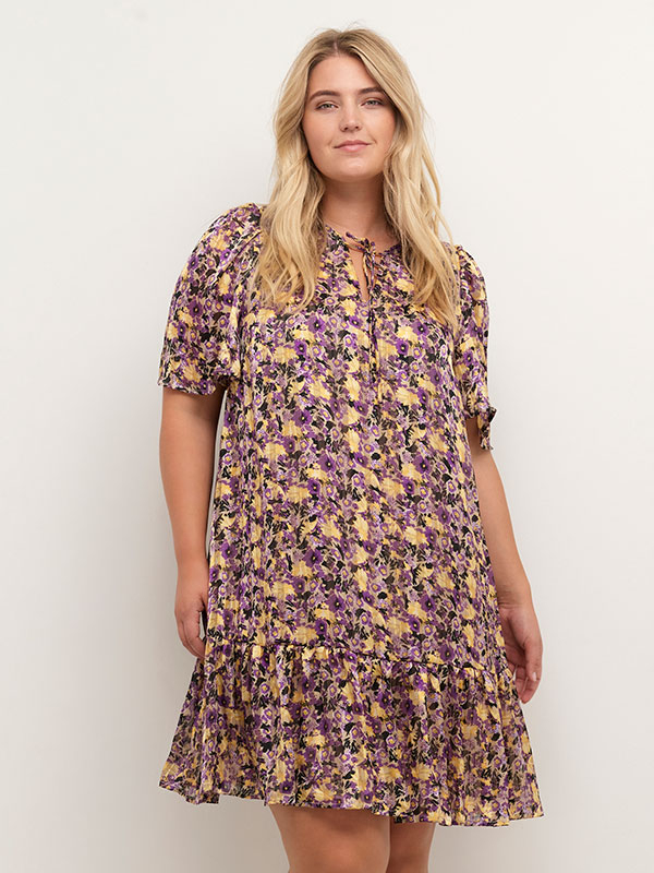 RIKKE - Let chiffon kjole med lilla og gule blomster fra Kaffe Curve