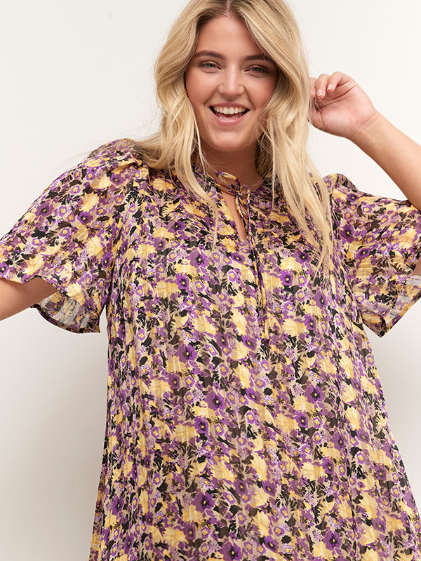 retning Endeløs Skæbne Kaffe Curve RIKKE - Let chiffon kjole med lilla og gule blomster