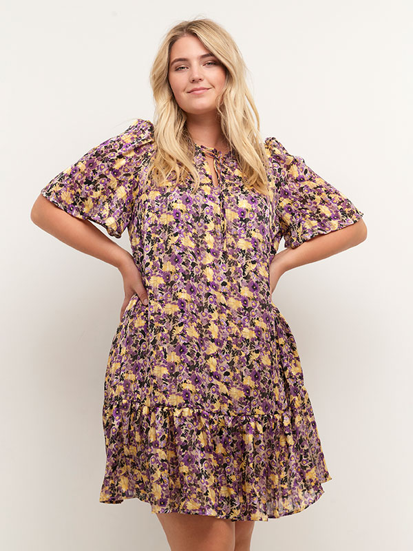retning Endeløs Skæbne Kaffe Curve RIKKE - Let chiffon kjole med lilla og gule blomster