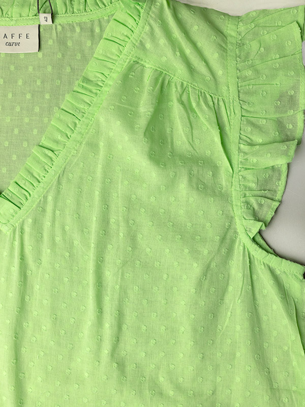 CAMMI FRILL - Grøn bluse med flæser fra Kaffe Curve